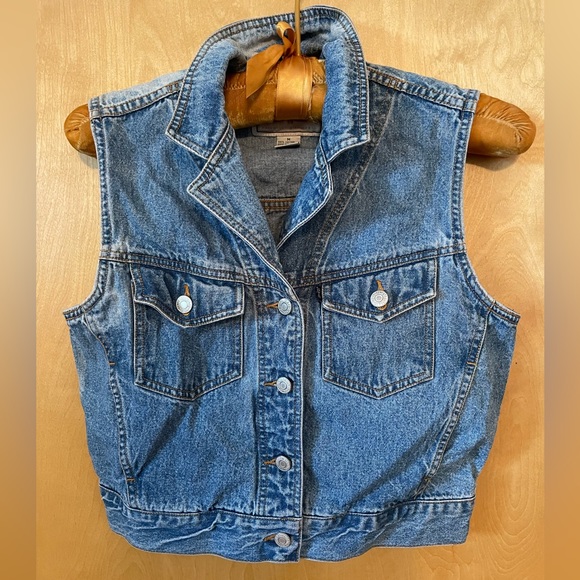 VTG! Levi’s Women’s sleeveless jean jacket size medium button front adj waist